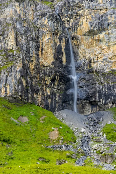 Typisch Alpenlandschap Met Watervallen Zwitserse Alpen Bij Klausenstrasse Spiringen Kanton — Stockfoto