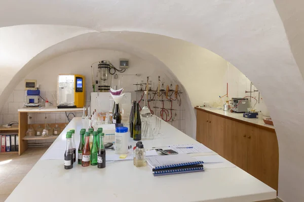Laboratório Vinho Com Aparelhos Tradicionais Modernos — Fotografia de Stock
