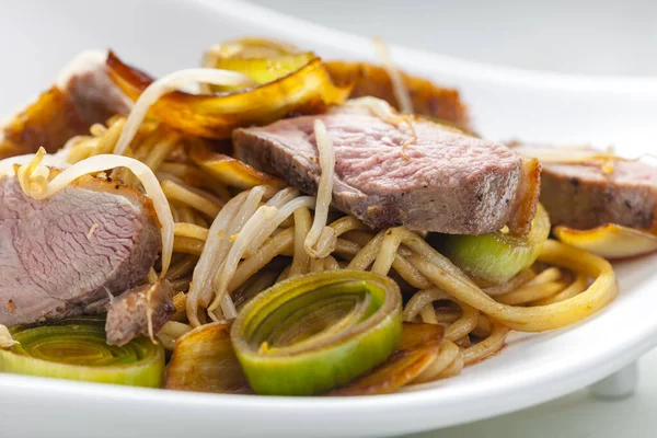 Slices Duck Breast Noodles Vegetables Bamboo Shoots — Stock Photo, Image