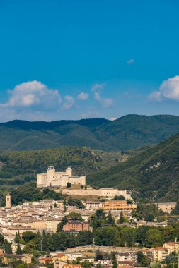 Umbria, İtalya 'da su kemerli Spoleto kalesi