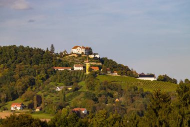 Bağlı Kapfenstein kalesi ve kilisesi, Styria, Avusturya