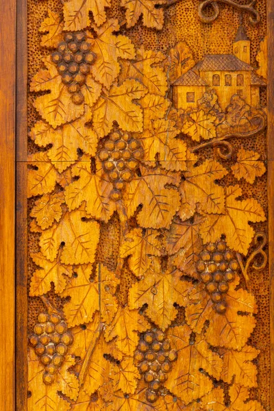 Holzschnitzerei Von Traubenblättern Und Trauben — Stockfoto