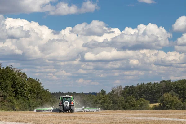 Traktor Som Förbereder Fältet — Stockfoto