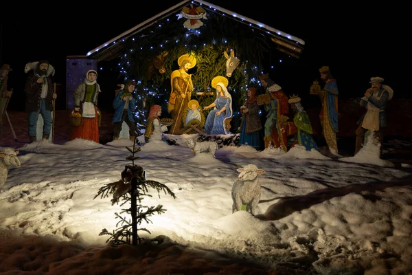 Kerstversiering Buiten Bedekt Met Sneeuw — Stockfoto