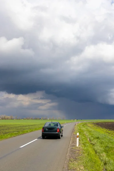 Een Auto Weg Met Dramatische Lucht — Stockfoto
