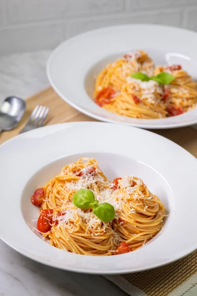 Spaghetti Med Tomater Basilika Och Parmesanost — Stockfoto