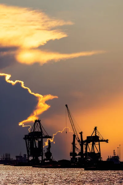 イタリアのアップリア州タラントに港と工業地帯 — ストック写真
