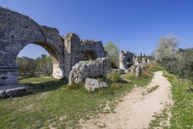 Arles, Fontvieille, Provence, Fransa yakınlarındaki Barbegal su kemeri (Aqueduc Romain de Barbegal)