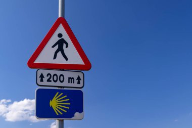 Camino de Santiago boyunca hacılara rehberlik eden sarı kabuklu yol işareti totemi.