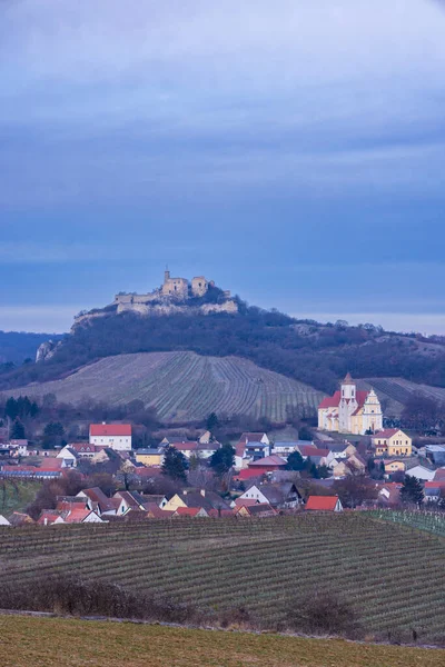 ファルケンシュタイン遺跡とブドウ畑の町 下オーストリア オーストリア — ストック写真
