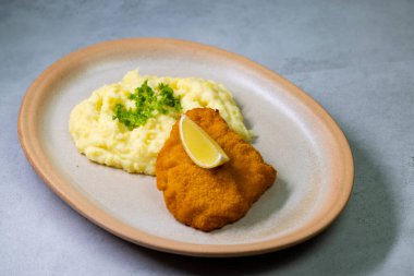 Tipik Çek mutfağı tavuk pirzolası ve patates püresi.