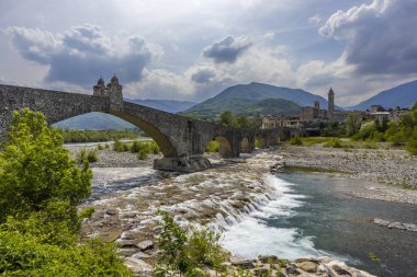 Gobbo Köprüsü ayrıca Bobbio, Piacenza ili, Trebbia Vadisi, Emilia Romagna, İtalya 'da Şeytan Köprüsü veya Ponte del Diavolo veya Ponte Gobbo' da bulunmaktadır.