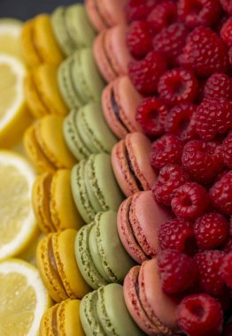 Ahududu ve limonlu farklı renkte makaronlar.