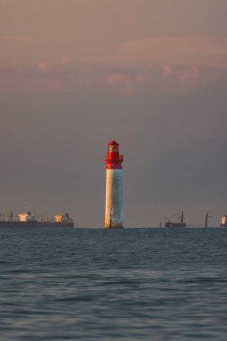Ile de Re yakınlarındaki Phare de Chauvea gemileriyle La Rochelle, Pays de la Loire, Fransa