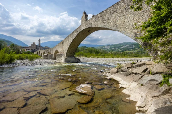 Gobbo桥也位于意大利埃米莉亚罗马纳Trebbia山谷Piacenza省Bobbio的Devil Bridge或Ponte Del Diavolo或Ponte Gobbo — 图库照片