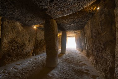 Menga dolmenlerinin içi, merkezi sütun manzarası, UNESCO sitesi, Antequera, İspanya