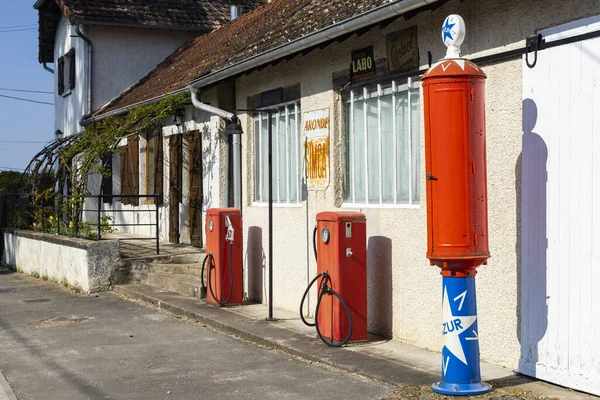 旧ガソリンスタンド マルネー オートソーン フランス — ストック写真