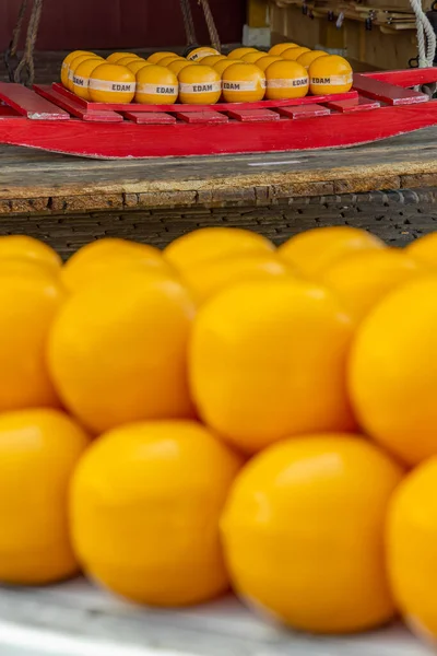 荷兰北荷兰Edam镇芝士市场的芝士芝士小吃 — 图库照片