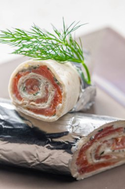 Tütsülenmiş somon ve dereotlu peynirle dolu tortilla