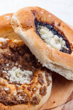 Haşhaş, kaymak ve fındık ile doldurulmuş turtalar