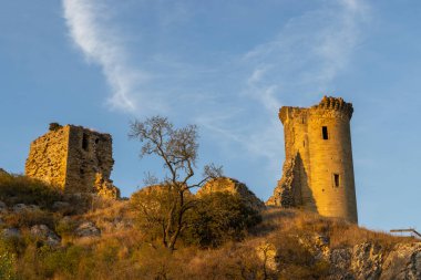 Chateauneuf-du-Pape, Provence, Fransa yakınlarındaki Chateau de lHers harabeleri 