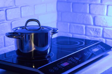 Modern mutfağın metal tenceresi.