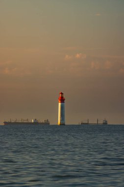 Ile de Re yakınlarındaki Phare de Chauvea gemileriyle La Rochelle, Pays de la Loire, Fransa