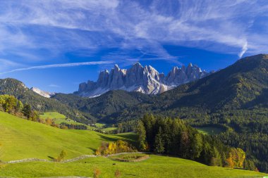 Santa Magdalena yakınlarındaki güzel İtalyan dolomitleri manzarası