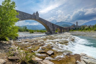 Gobbo Köprüsü ayrıca Bobbio, Piacenza ili, Trebbia Vadisi, Emilia Romagna, İtalya 'da Şeytan Köprüsü veya Ponte del Diavolo veya Ponte Gobbo' da bulunmaktadır.