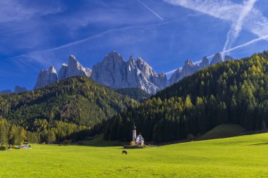 İtalyan dolomitlerinin güzel manzarası Santa Magdalena yakınlarında, Güney Tyrol, İtalya