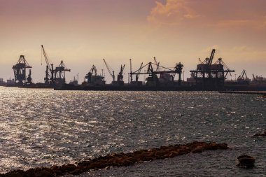 Taranto, Apulia, İtalya 'daki liman ve sanayi bölgesi
