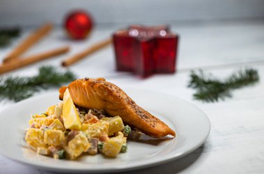 Çek Cumhuriyeti 'nde geleneksel Noel yemeği. Patates salatalı somon filetosu.