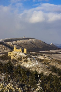 Sirotci hradek kalıntılarıyla Palava kış manzarası, Güney Moravya, Çek Cumhuriyeti