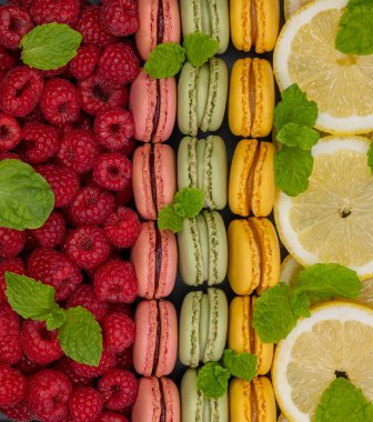 Ahududu, limon ve nane ile farklı renkte makaronlar.