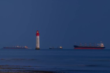 Ile de Re yakınlarındaki Phare de Chauvea gemileriyle La Rochelle, Pays de la Loire, Fransa