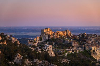 Ortaçağ şatosu ve köyü, Les Baux-de-Provence, Alpilles dağları, Provence, Fransa