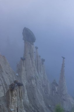 Platten Dünya Piramitleri (Erdpyramiden - Piramidi di di Plata) Percha ve Bruneck yakınlarında, Güney Tyrol, İtalya