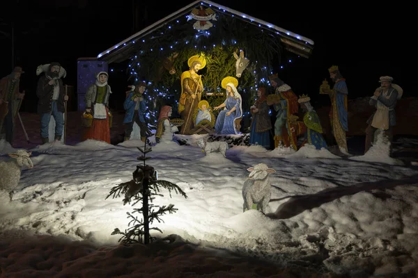 Різдвяні Прикраси Відкритому Повітрі Вкриті Снігом — стокове фото