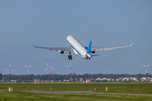 Passenger Plane Taking Runway Schiphol Amsterdam Netherlands — Stok fotoğraf