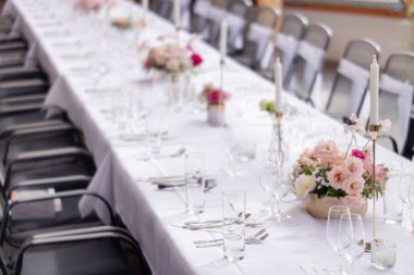 Pembe çiçekli düğün masası