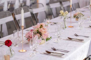 Pembe çiçekli düğün masası