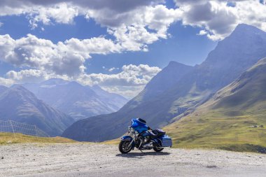 Col de l 'Iseran, Savoy, Fransa yakınlarındaki Grandes Alpes güzergahında motosiklet