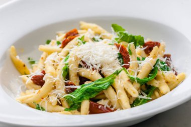 domatesli makarna ve ıspanak.