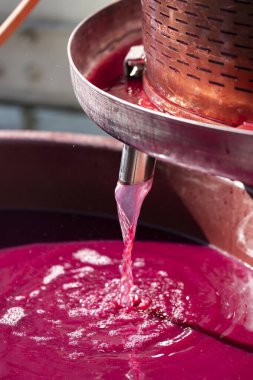 Şarap baskısından kırmızı şarap yapmak