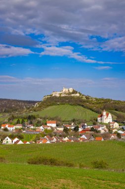 Falkenstein harabeleri ve üzüm bağı olan kasaba, Aşağı Avusturya, Avusturya