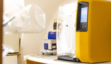 Geleneksel ve modern cihazlı şarap laboratuarı.