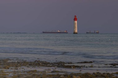 Ile de Re yakınlarındaki Phare de Chauvea gemileriyle La Rochelle, Pays de la Loire, Fransa