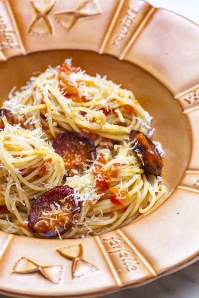 Spaghetti Med Korv Tomater Och Parmesanost — Stockfoto