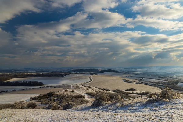 チェコ共和国南モラヴィアのパラヴァ地方ミクーロフ付近の冬の風景 — ストック写真