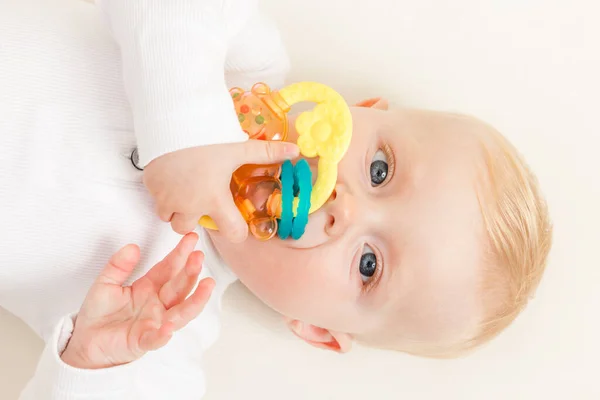 Portrét Malého Miminka Hrajícího Hračkou — Stock fotografie